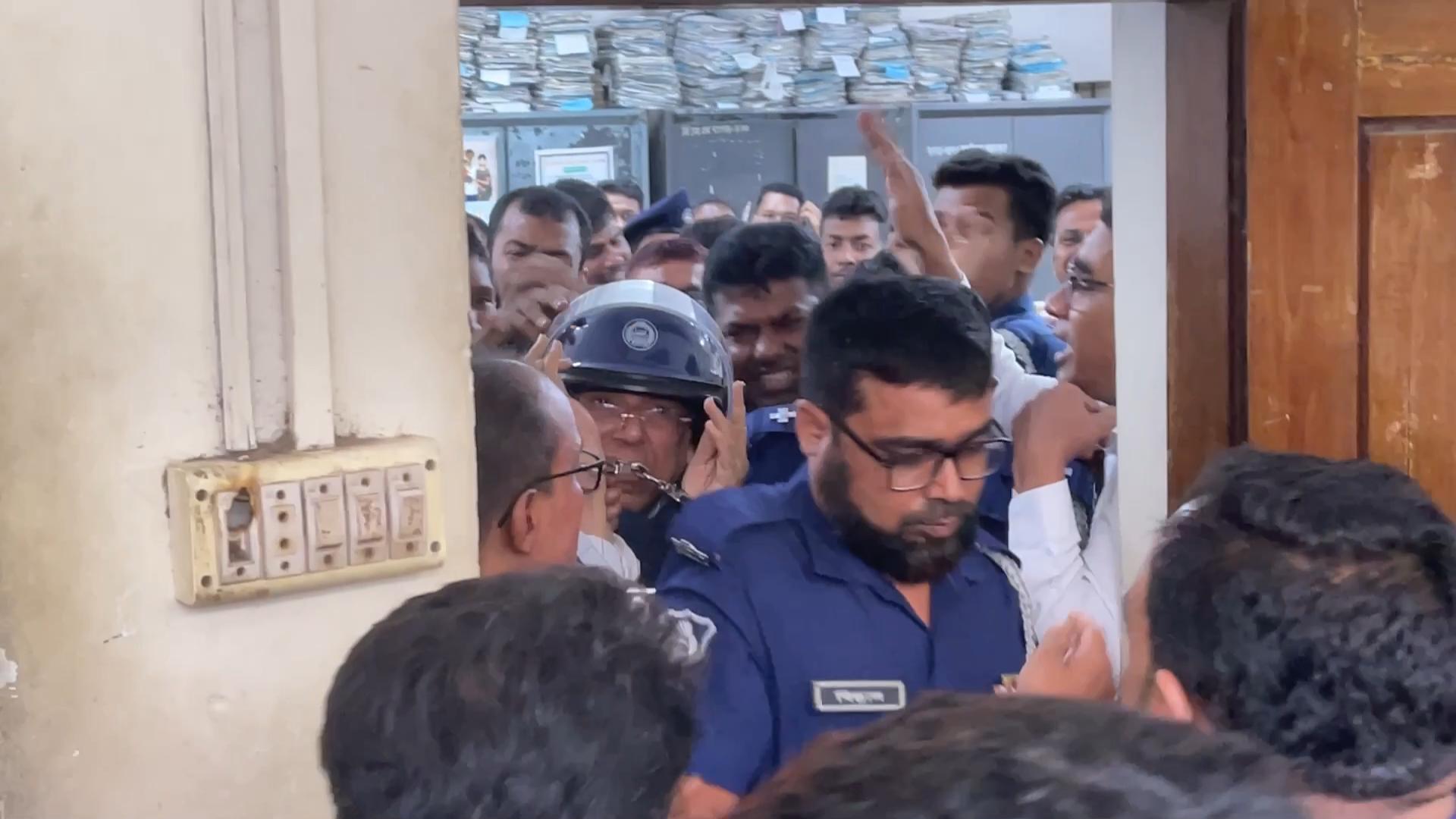 হত্যা মামলার শুনানি শেষে মারধর, রিমান্ডে সাবেক আইনমন্ত্রী