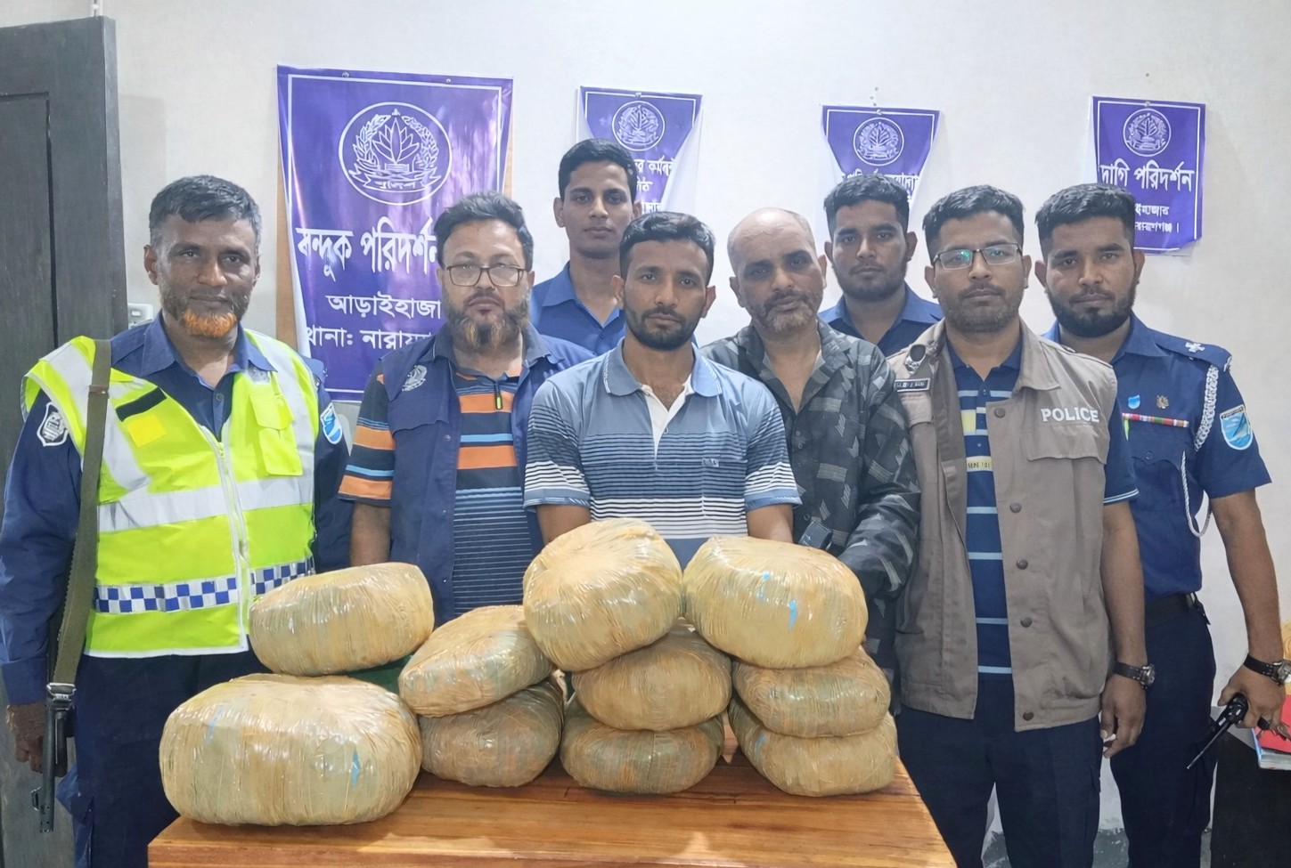 আড়াইহাজার থানা পুলিশ কর্তৃক ২২ কেজি গাঁজাসহ ০২ জন মাদক কারবারি গ্রেফতার।