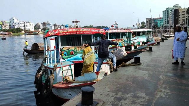 নারায়ণগঞ্জে টানা বৃষ্টিতে নৌপথে যাত্রী সংকটে অর্ধেকের বেশি লঞ্চ চলাচল বন্ধ