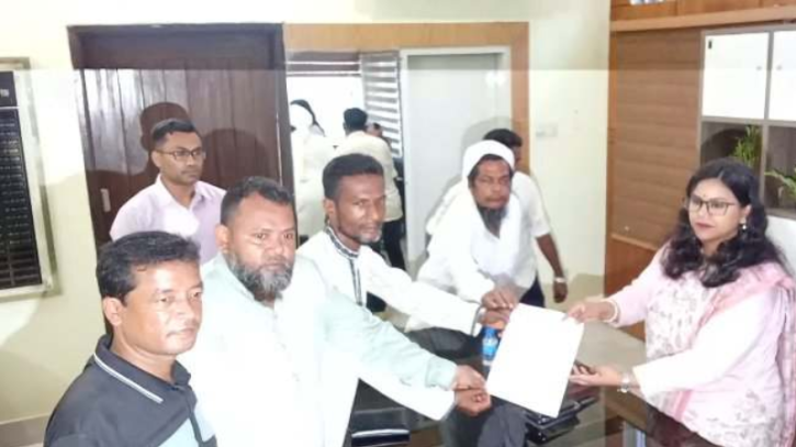 পুনর্বাসন ও নির্দিষ্ট সময়ে বসার দাবিতে ডিসি অফিসের সামনে হকারদের অবস্থান