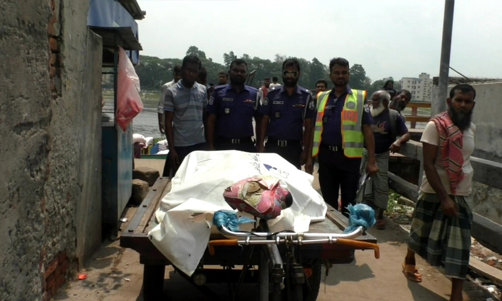 মরদেহটি উদ্ধার করা হয়। স্থানীয়রা নদীতে মরদেহটি ভাসতে দেখে নৌ-পুলিশকে খবর দেয়