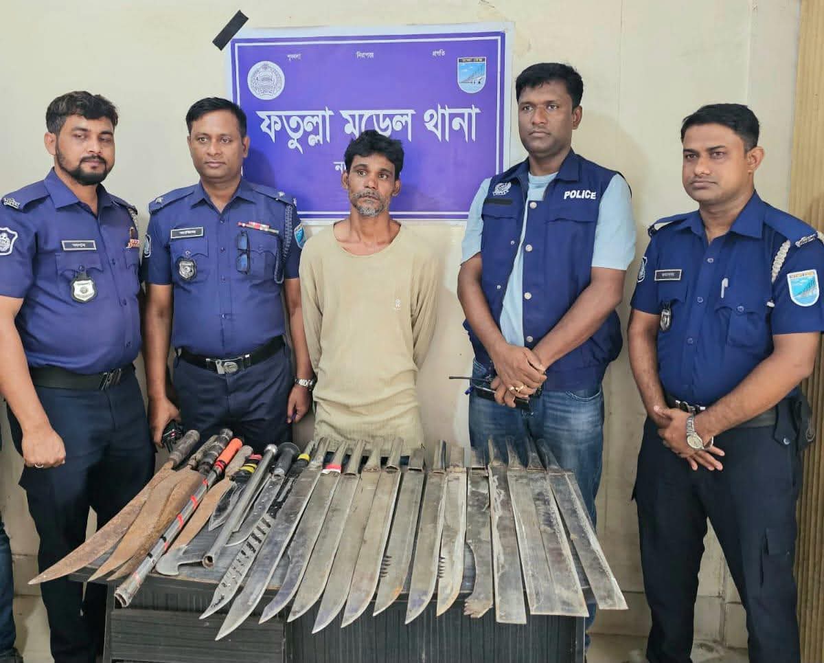 ফতুল্লা থানাধীন দেওভোগ হাশেমবাগে ফতুল্লা মডেল থানা পুলিশের সাঁড়াশি অভিযানে বিপুল পরিমাণ দেশীয় অস্ত্র উদ্ধারসহ গ্রেফতার ০১ জন
