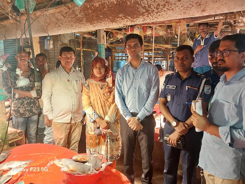 সোনারগাঁয়ে নিষিদ্ধ পিরানহা মাছ জব্দ, ব্যবসায়ীকে জরিমানা