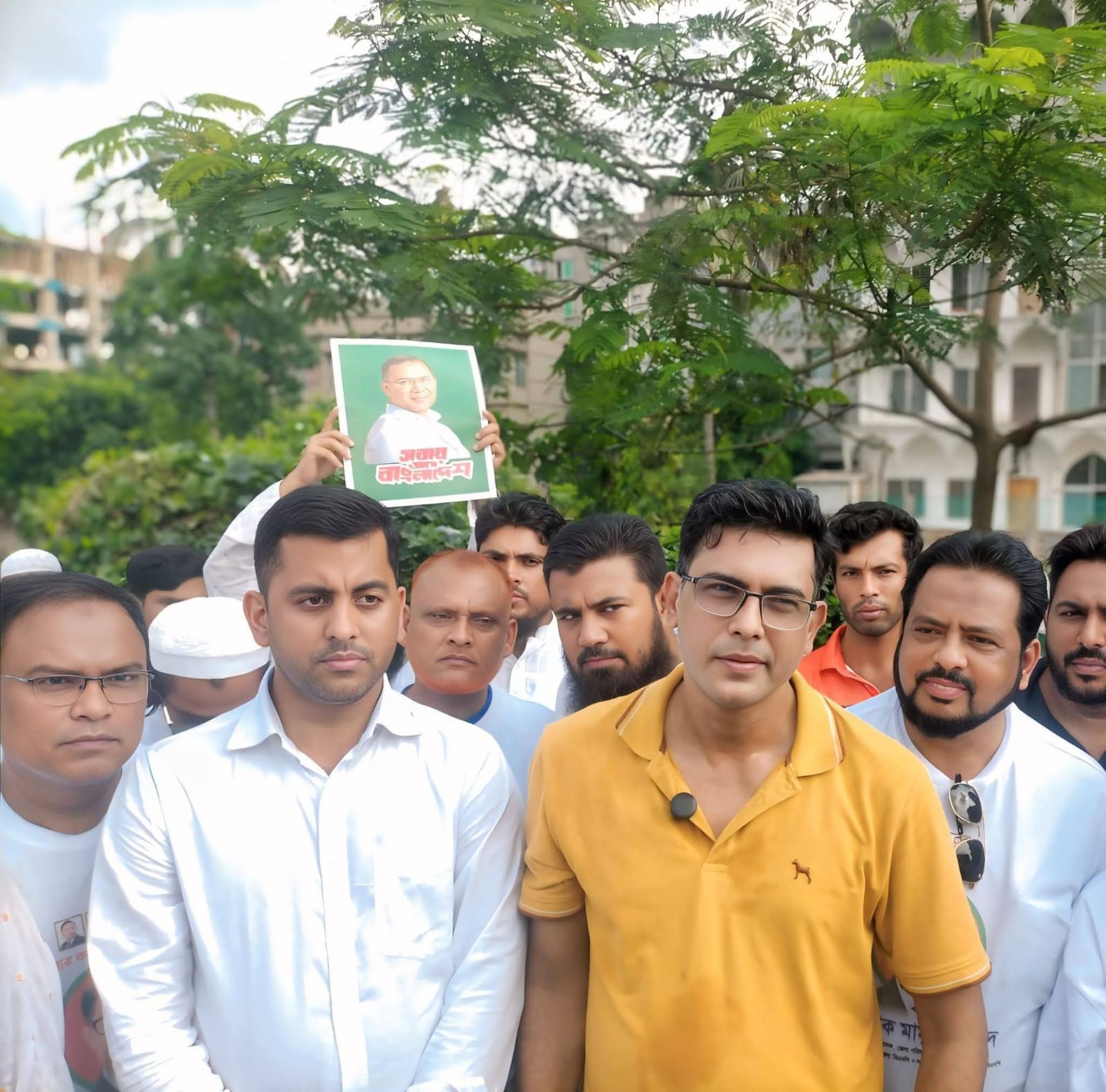 গনপ্রজাতন্ত্রী বাংলাদেশ সরকারের প্রধানমন্ত্রী তারেক রহমান চাঁদপুর সফরে যাওয়ার পথে নারায়ণগঞ্জ অতিক্রমকালে তাকে শুভেচ্ছা ও সংবর্ধনা জানিয়েছেন ফতুল্লা থানা স্বেচ্ছাসেবক দলের সদস্য সচিব রাসেল মাহমুদ