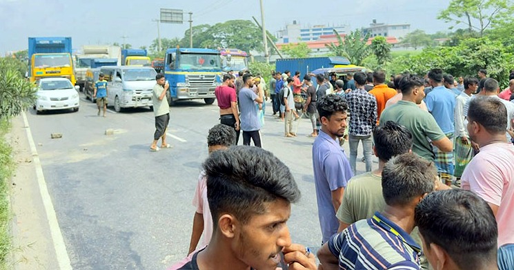 সোনারগাঁয়ে অটোরিকশাচালককে হত্যার প্রতিবাদে মহাসড়ক অবরোধ