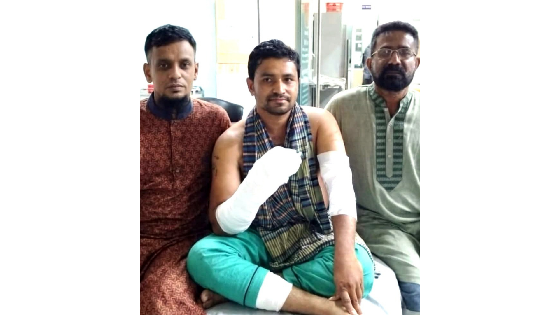 আহত র‌্যাব সদস্যকে দেখতে গেলেন সিএনজি- অটো রিক্সা – প্রাইভেটকার চালক দল নেতা প্রিন্স ও ইমন