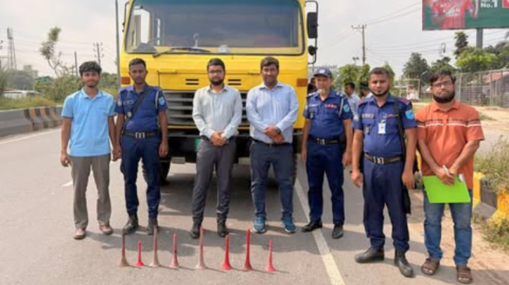 শব্দদূষণবিরোধী অভিযানে ৪ যানবাহনকে জরিমানা, হর্ন জব্দ