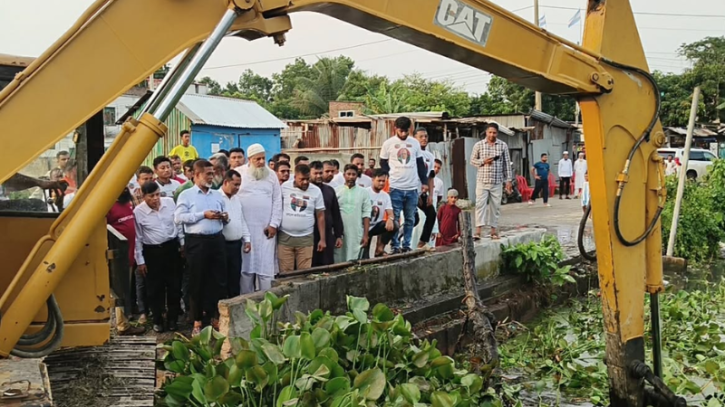 সোনাকান্দায় খাল পরিষ্কার ও বর্জ্য অপসারণ কার্যক্রমের উদ্বোধন