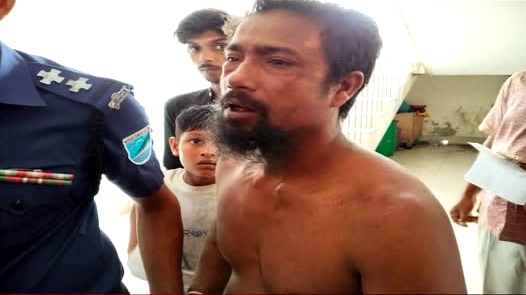 সিদ্ধিরগঞ্জে কলেজছাত্রীকে শ্লীলতাহানি : অভিযুক্তকে গণপিটুনি দিয়ে পুলিশে সোপর্দ