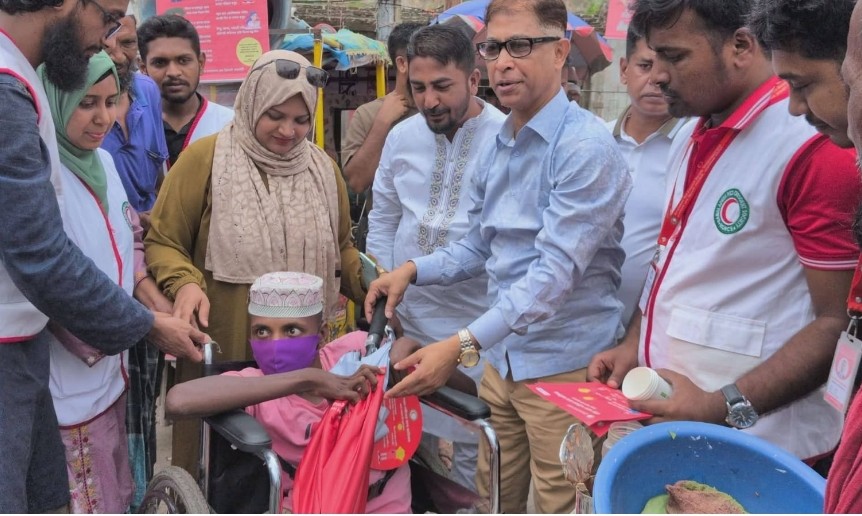 তীব্র গরমে স্বস্তি দিতে নারায়ণগঞ্জ জেলা রেড ক্রিসেন্টের উদ্যোগে পানি, ছাতা ও হাতপাখা বিতরণ