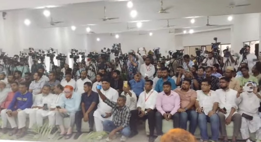 ঢাকা মহানগর উত্তর ও দক্ষিণ মৎস্যজীবী দলের উদ্যোগে শহীদ রাষ্ট্রপতি জিয়াউর রহমানের ৪৫তম শাহাদাত বার্ষিকী উপলক্ষে আয়োজিত আলোচনা সভা ও দোয়া মাহফিলে অংশগ্রহণ করেছেন নারায়ণগঞ্জ জেলা মৎস্যজীবী দলের সিনিয়র সহ-সভাপতি মুন্সী মোঃ শাহজালাল।