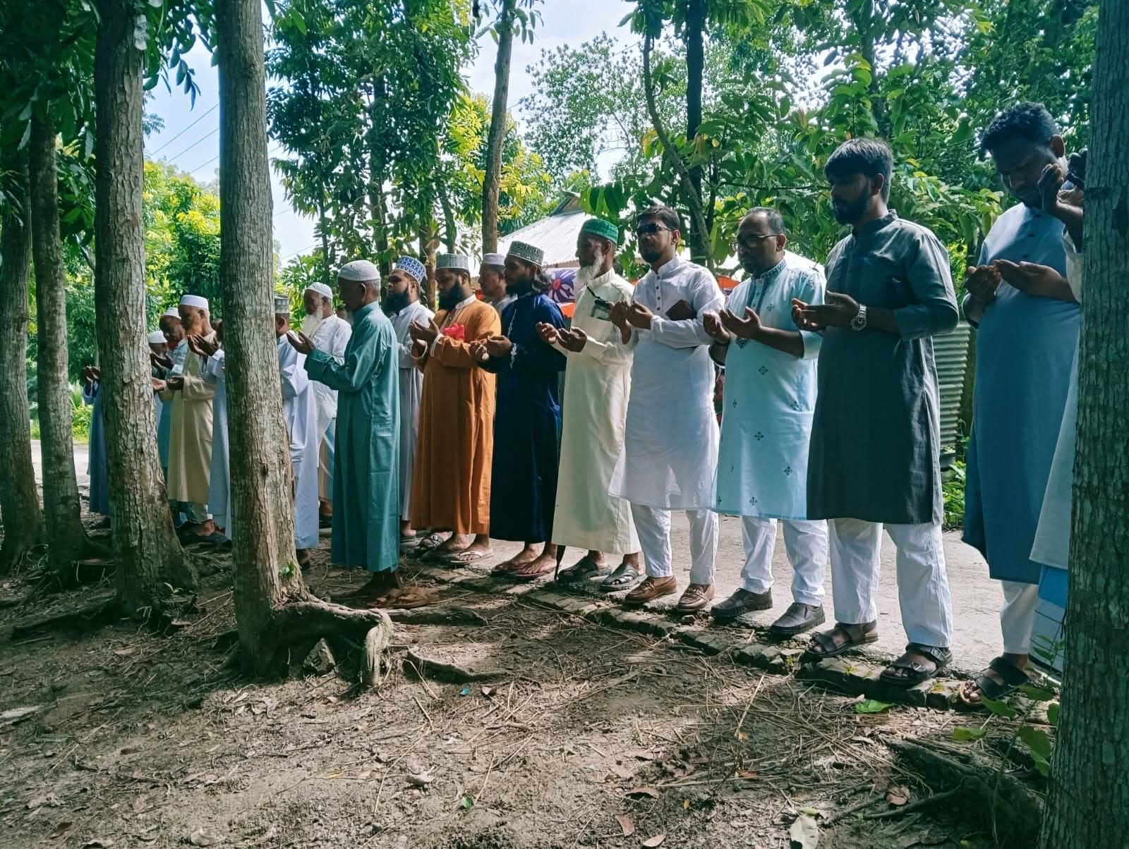 ফতুল্লা ইউনিয়ন ছাত্রদলের সাধারণ সম্পাদক মরহুম আঃ কাদির জিলানীর গ্রামের বাড়ি চাঁদপুরে তার কবর জিয়ারত ও মৃত্যুর চতুর্থ দিনের দোয়া মাহফিল অনুষ্ঠিত হয়েছে। এতে অংশগ্রহণ করেন ফতুল্লা থানা যুবদলের সভাপতি পদপ্রার্থী রুবেল হোসেন