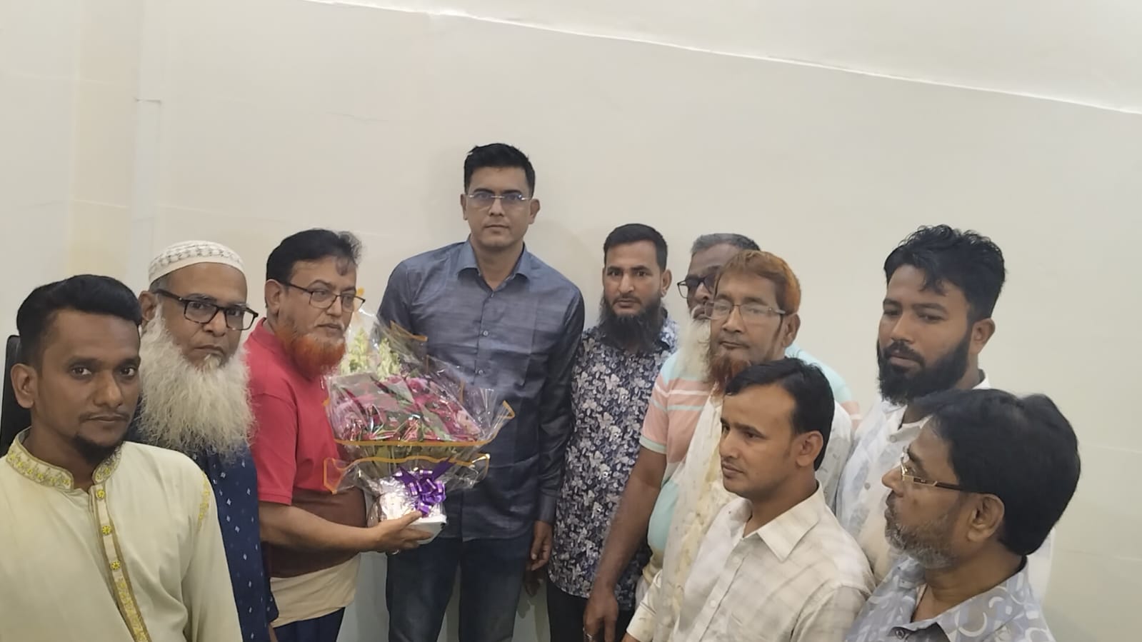 নারায়ণগঞ্জ উন্নয়ন কর্তৃপক্ষের চেয়ারম্যান মাসুকুল ইসলাম রাজিবকে ফুলেল শুভেচ্ছা জানালেন তৈয়বুর রহমান