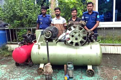 রূপগঞ্জে ডিবি পুলিশ পরিচয়ে কারখানায় ডাকাতি, গ্রেপ্তার ২