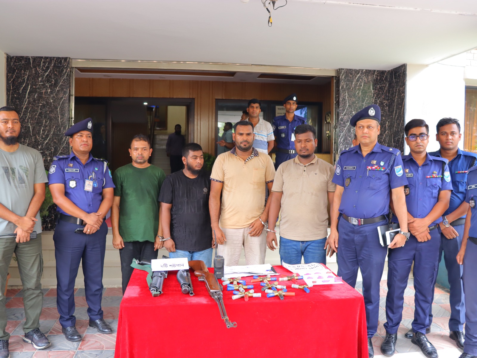 রূপগঞ্জে ডাকাত চক্রের ৪ সদস্য গ্রেফতার, উদ্ধার ২ শটগান ও ৩৮ রাউন্ড গুলি