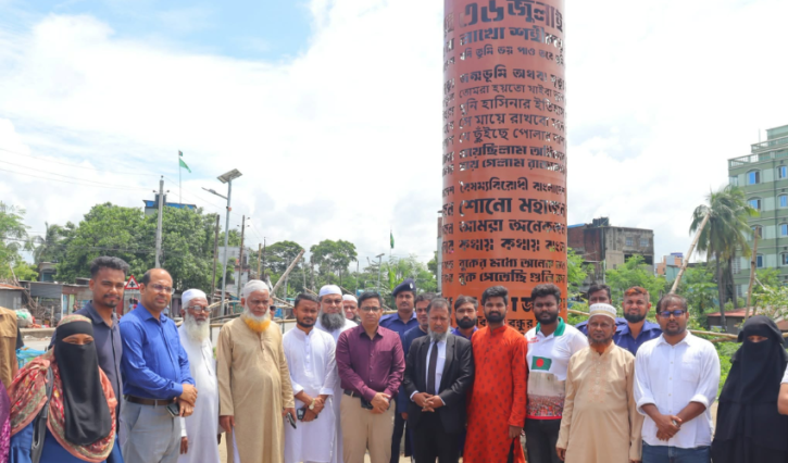 জুলাই স্মৃতি স্তম্ভে আগুন; পরিদর্শনে জেলা প্রশাসক ও শহীদ পরিবারের সদস্যরা