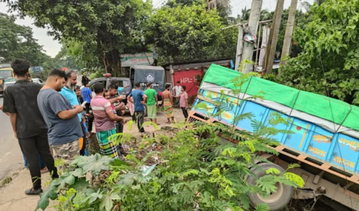 সোনারগাঁয়ে ট্রাকের ধাক্কায় অটোরিকশাচালক নিহত, আহত ৪