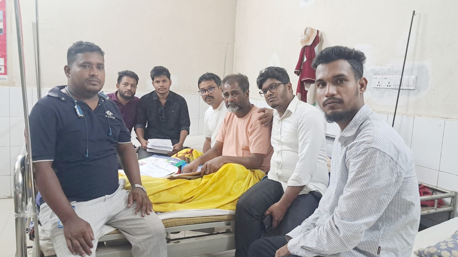 অসুস্থ ফটো সাংবাদিক আমির হোসেনের পাশে বন্দর উপজেলা প্রেসক্লাব