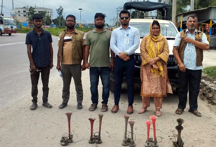 বন্দরে পরিবেশ অধিদপ্তরের অভিযানে ৫ যানবাহনকে জরিমানা, হর্ণ জব্দ