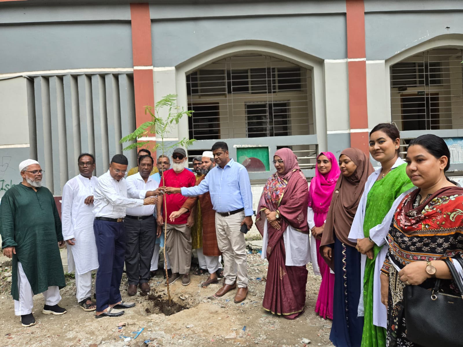 সবুজ ক্যাম্পাস গঠনে আইডিয়াল স্কুল অ্যান্ড কলেজে বৃক্ষরোপণ কর্মসূচির উদ্বোধন