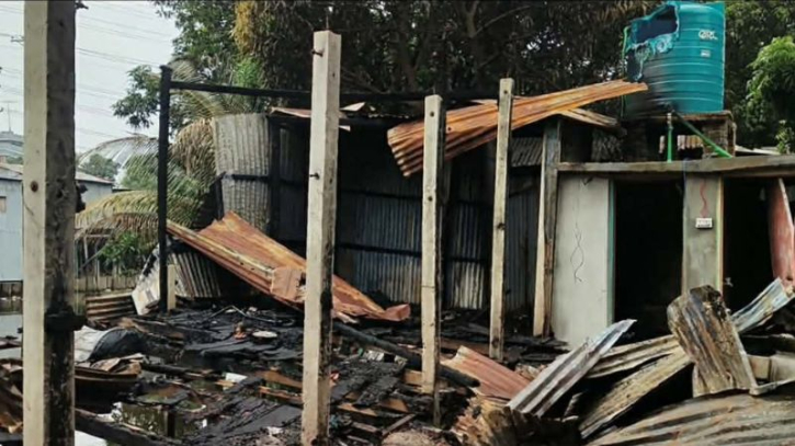 বন্দরে বৈদ্যুতিক শর্ট সার্কিটে আগুন, বসতবাড়ির ৫ কক্ষ পুড়ে ছাই
