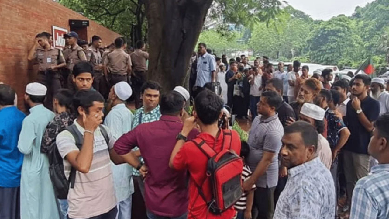 প্রথম দিনেই জুলাই স্মৃতি জাদুঘরে ভিড়, শেষ ৯০০ টিকিট