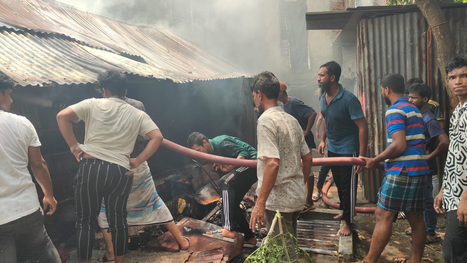 বন্দরে ভয়াবহ অগ্নিকাণ্ডে ৩টি ঘর ভস্মীভূত