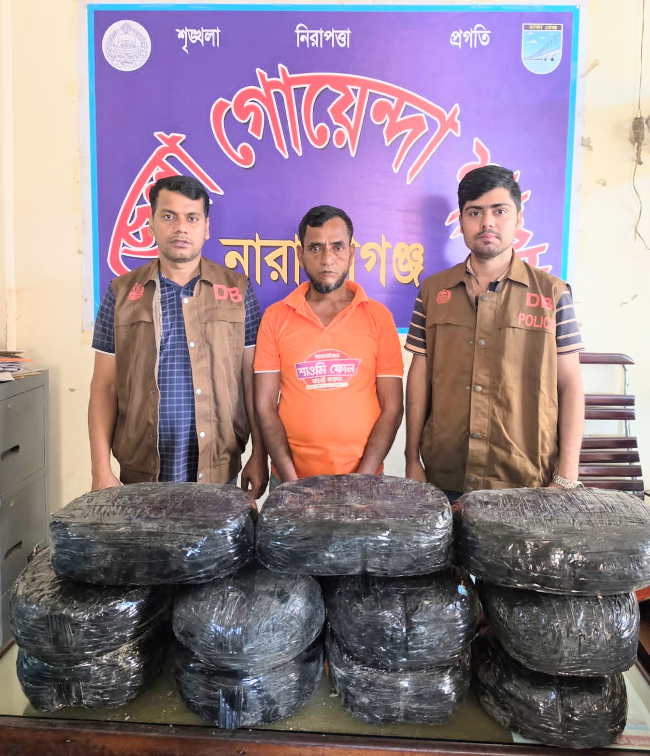 রূপগঞ্জে ২২ কেজি গাঁজাসহ মাদক বিক্রেতা গ্রেপ্তার