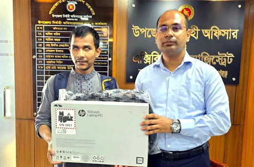 দৃষ্টি প্রতিবন্ধী শিক্ষার্থীর হাতে ল্যাপটপ তুলে দিলেন ইউএনও