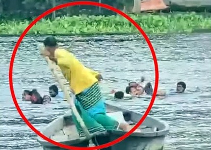 নারায়ণগঞ্জের সাবদী ঘাটে পাটাতন ভেঙে যাত্রীসহ নৌকাডুবি