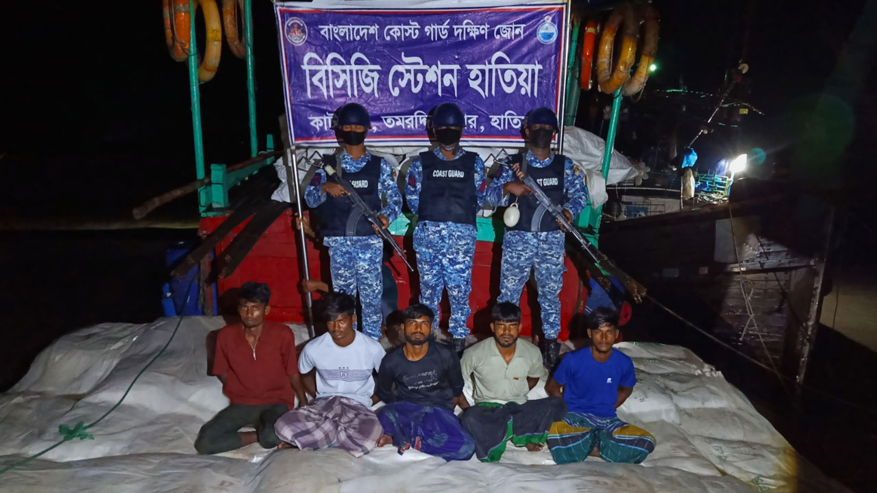 মিয়ানমারে পাচারের সময় ৭৬০ বস্তা সারসহ আটক ৫