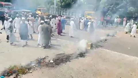 ঢাকা-চট্টগ্রাম মহাসড়ক অবরোধ করে ইসলামী যুব আন্দোলনের বিক্ষোভ