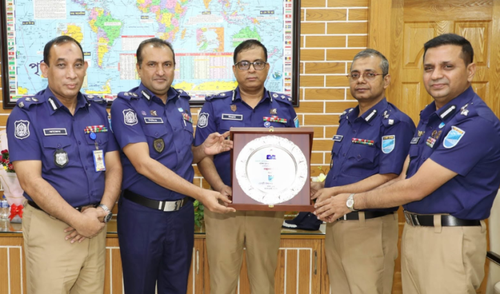 বদলিজনিত বিদায়ে নারায়ণগঞ্জের এসপিকে ঢাকা রেঞ্জ ডিআইজির সম্মাননা
