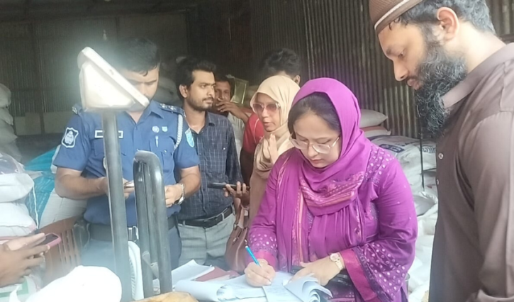 সোনারগাঁয়ে লাইসেন্স ছাড়া পশু খাদ্য বিক্রি, ব্যবসায়ীকে ২০ হাজার টাকা জরিমানা