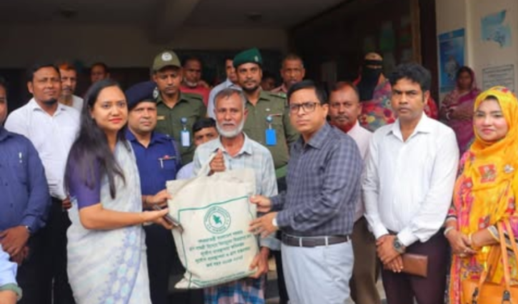 ‘অন্তরে বন্দর’ উদ্বোধন, সেবাপ্রার্থীদের ভোগান্তি কমাতে পদক্ষেপের নির্দেশ ডিসির