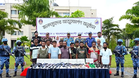 সুন্দরবনে ‘নানা ভাই’ বাহিনীর প্রধানসহ ১২ বনদস্যুর আত্মসমর্প