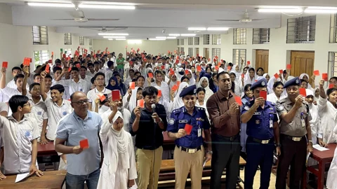 নোয়াখালীতে মাদক ও কিশোর অপরাধকে লাল কার্ড শিক্ষার্থীদের