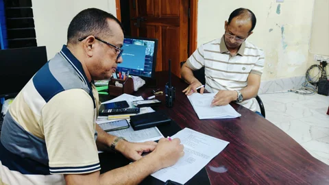জটিলতা শেষে দায়িত্ব বুঝে নিলেন সাপাহার থানার নতুন ওসি