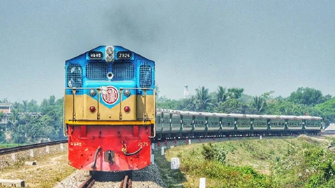 ডোমারে ট্রেনে কাটা পড়ে অজ্ঞাত ব্যক্তির মৃত্যু ট্রেন।