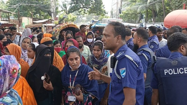বেতন না পেয়ে ফতুল্লায় ইউনাইটেড এ্যাপারেলের শ্রমিকদের সড়ক অবরোধ