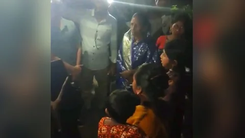 সড়কে গাছ ফেলে ডাকাতি, পূজায় যাওয়ার পথে নারীদের স্বর্ণালংকার লুট