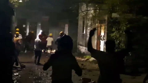 টর্চলাইট জ্বালিয়ে ব্রাহ্মণবাড়িয়ায় দুই গোষ্ঠীর সংঘর্ষ, আহত ১৫
