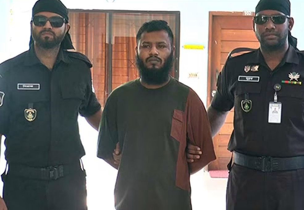 ফতুল্লায় অস্ত্র, মাদক ও বৈষম্যবিরোধী মামলার আসামি যুবলীগ নেতা সোহেল বিদেশি রিভলবার, গুলি ও হেরোইনসহ গ্রেপ্তারে এলাকায় স্বস্তি 