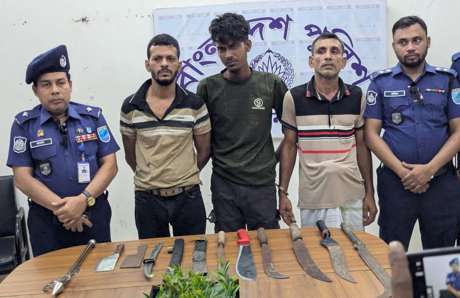 বন্দরে ১১টি দেশীয় অস্ত্রসহ ২৯ মামলার আসামী ডাকাত মামুনসহ ৩ জন গ্রেপ্তার