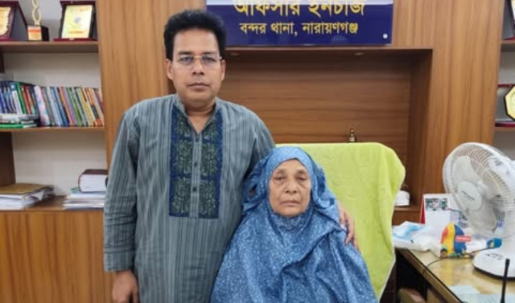 মাকে নিজের চেয়ারে বসিয়ে ‘স্বপ্ন পূরণ’ বন্দর থানার ওসির