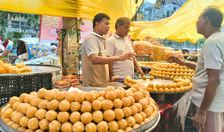 দুর্গাপূজায় নারায়ণগঞ্জে লাড্ডু-নাড়ুর চাহিদা বেড়েছে