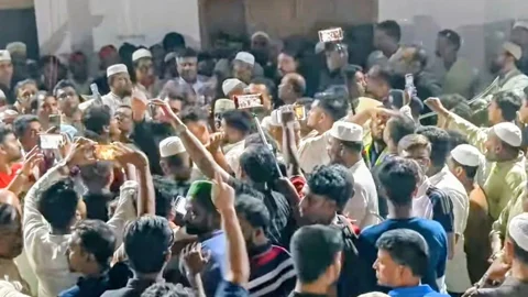 শাকিলের জানাজায় ২০ লাখ টাকা দেওয়ার ঘোষণার পর এমপির বিরুদ্ধে স্লোগান