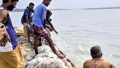 নিষেধাজ্ঞা শেষ হচ্ছে মধ্যরাতে, ইলিশ শিকারে প্রস্তুত জেলেরা
