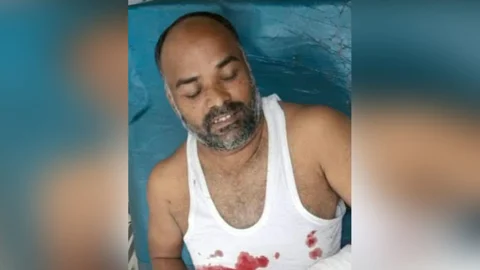 টাকা-মোবাইল ছিনিয়ে নিয়ে পুলিশ পরিদর্শকে চাপাতির কোপ