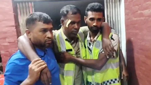গ্রেপ্তারের পর পুলিশকে পিটিয়ে আসামিকে ছিনিয়ে নিলেন স্বজনরা